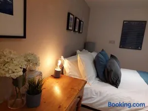 Private Garden Lodge in Christchurch, Dorset for 4 - dogs welcome! - Image 3