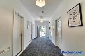4 Bedrooms- Sleeps 8 - Image 2