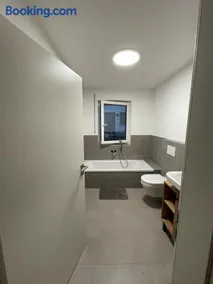 Hochwertige Stilvolle 2 Zimmer Erdgeschoss Wohnung mit großer Terasse und Garten - Image 5