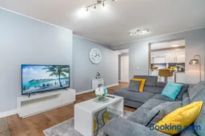 Large Apartment Near Stonehenge Amesbury Town Centre Smart TVs Netflix FREE PARKING - Image 2