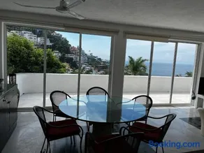 Exclusiva y privada Villa en Marina Las Brisas - Image 2