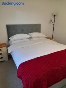 Glastonbury town center-entire apartment - Image 2