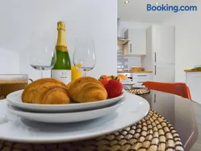 Westcliff apartment with free parking - Image 2