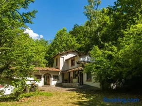 Holiday Home with Garden and shared pool - Image 3