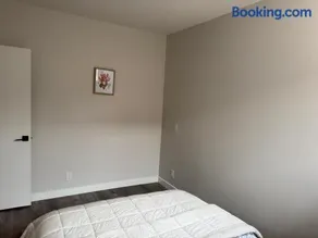 Cozy Suite Near Airport - Image 5