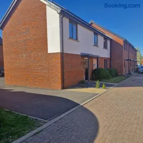 The Lancers, Cheriton, Kent - Modern Double Room with En-Suite, Parking & Fast WiFi - Close to Channel Tunnel - Image 3