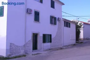 House Palac - Image 1
