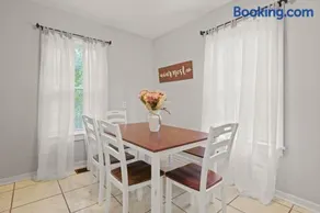 Midtown 2BR Home Near DT and G Aquarium - Image 2