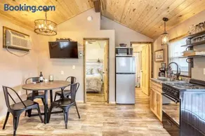 Rustic getaway in the woods - Image 5