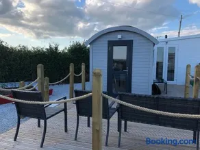 Estuary View - Cosy Shepherds Hut for Two with Private Facilities - Image 5