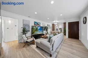 Entire Private House with King Bed, 80 TV, Gated Yard, Ranch Style, 4 Bedrooms 2 Bathrooms, Available Now - Image 3