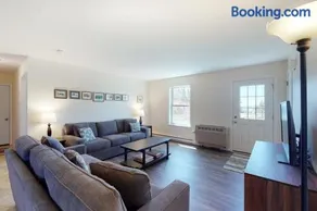 Tranquil getaway on the coast with beach access, ocean views, & screened porch - Image 2
