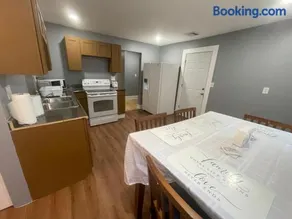 Comfy 3 Bed 1 Bath with Wifi in College and Restaurant Area - Image 1