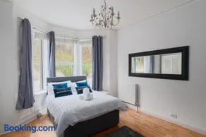 3 bedrooms bungalow, sleeps 6, free parking with garden - Image 5