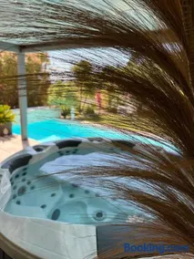 Suite romantique Le temps d'un Instant Loveroom Hammam jacuzzi piscine - Image 1