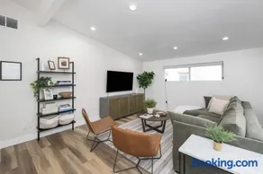 Light-Filled Modern Flat Near 25th Street Fun - Image 2