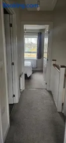 Private room in a 2-bedroom house - Image 5