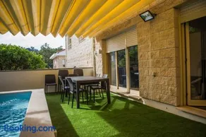 Elegant Villa in Porto with Pool & Jacuzzi - Image 2