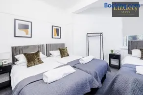 2 bed modern apartment by luxiety stays - Image 5