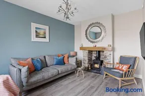 Bumble Cottage, Torcross - Heart of Torcross - Log burner - Ley views - Image 1