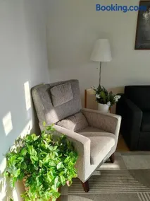 Centrally-located apartment next to shopping center & Metro - Image 3