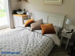 Stylish studio own entrance in Victorian House - Image 4