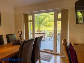 Squirrel Haven - Dog Friendly Woodland Retreat in Wootton Bridge, Isle of Wight - Image 4