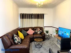 Sunny Beachside Apt with Free Parking - Image 4