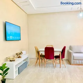 2BR Apt with Pool View in City Center - Image 1