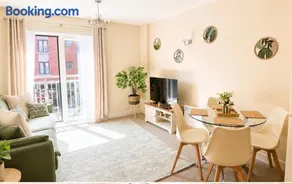 Stylish Wrexham City Centre 1 Bedroom Apartment Sleeps 4 - Image 1