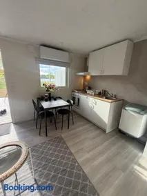 Cozy cottage with its own terrace & lake view - Image 4