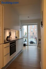 Modern apartment in Aarhus with free parking - Image 2