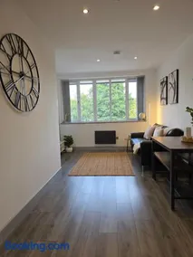 Bebe Rise Central Cannock 2 Bedroom Contractors Ample Parking and Restaurants - Image 2