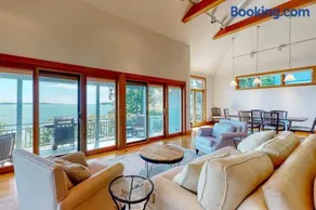 Delightful oceanfront home with amazing views, wrap-around deck & two fireplaces - Image 3