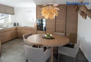Stylish apartment with fireplace and mountain view - Image 4