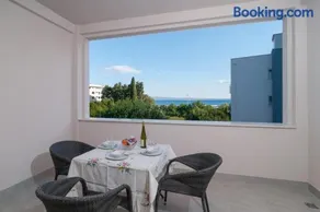 Luxury Rooms Near the Beach - Image 3