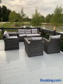 Bay Tree Lodge: Lakeside lodge w/hot tub & cinema surround sound - Image 3