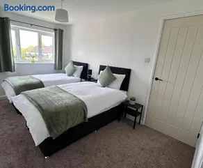 Modern 3 Bed , Contractors & Families , Driveway - Image 4
