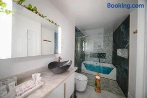 Luxury 4BR Villa Hot Tubs Billiard & Private Gym - Image 2