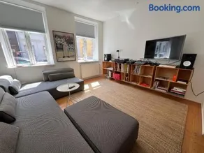 Townhouse with private garden in the centre - Image 4