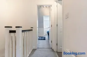 Luxury City Centre 5 Bed House with FREE parking - Image 3