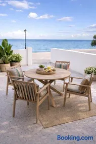 Waves Beachfront Apartment - Image 2