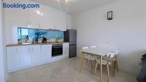 Modern Sea View 1BR Apartment 2 Min to the Beach by Flat Mаnager - Image 2