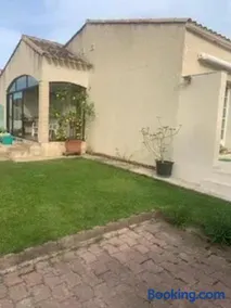 Villa con barbecue, piscina e giardino | Vista sul giardino - Image 2
