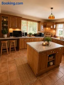 Lakeside Retreat Sleeps 8 & 15 mins from Westport - Image 3