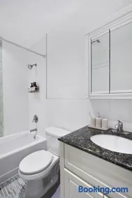 Luxury Oasis in Manhattan - Image 1