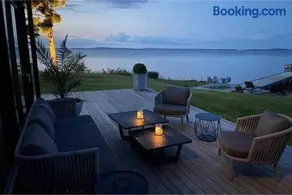 Stylish lake view house - Image 1