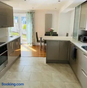 Sunny Corner, Padstow. Spacious 3 bedrooms, 2.5 bathrooms, parking, garden. - Image 5