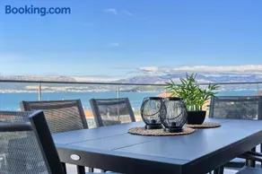 The Lookout Liveli - Premium Sea-View Apartment - Image 2