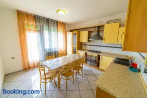 Uliana Top House - Image 2
